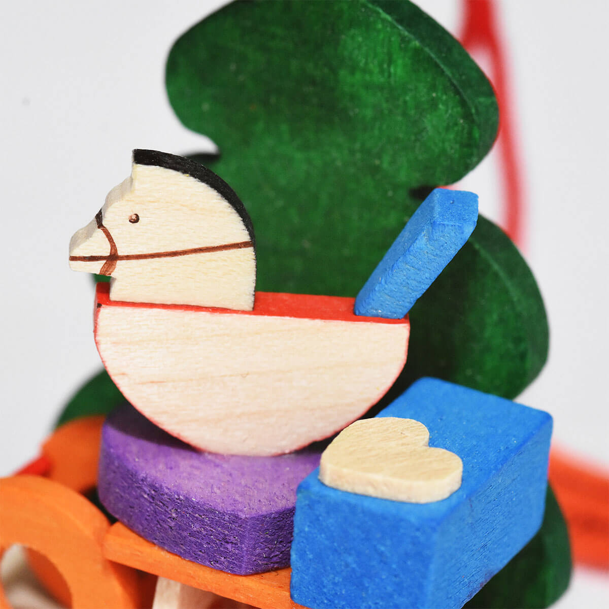 Christbaum als Baumschmuck mit Eisenbahn