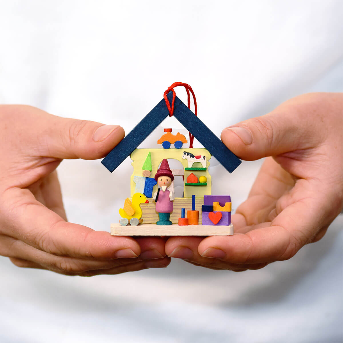 Haus Zwerg als Baumschmuck mit Nähmaschine