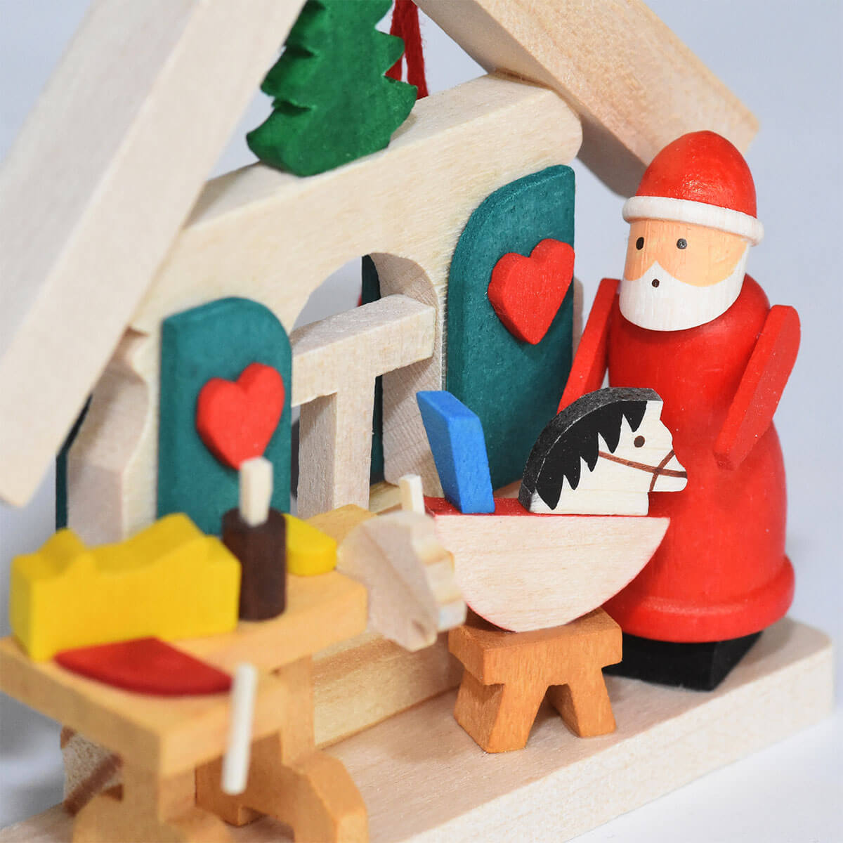 Haus Weihnachtsmann als Baumschmuck mit Eisenbahn