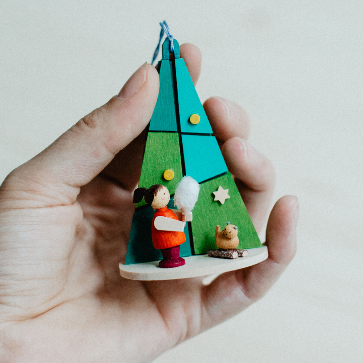 Baum mit Winterkind als Baumschmuck mit Katze