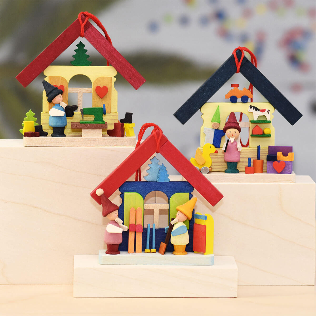 Haus Zwerg als Baumschmuck mit Nähmaschine