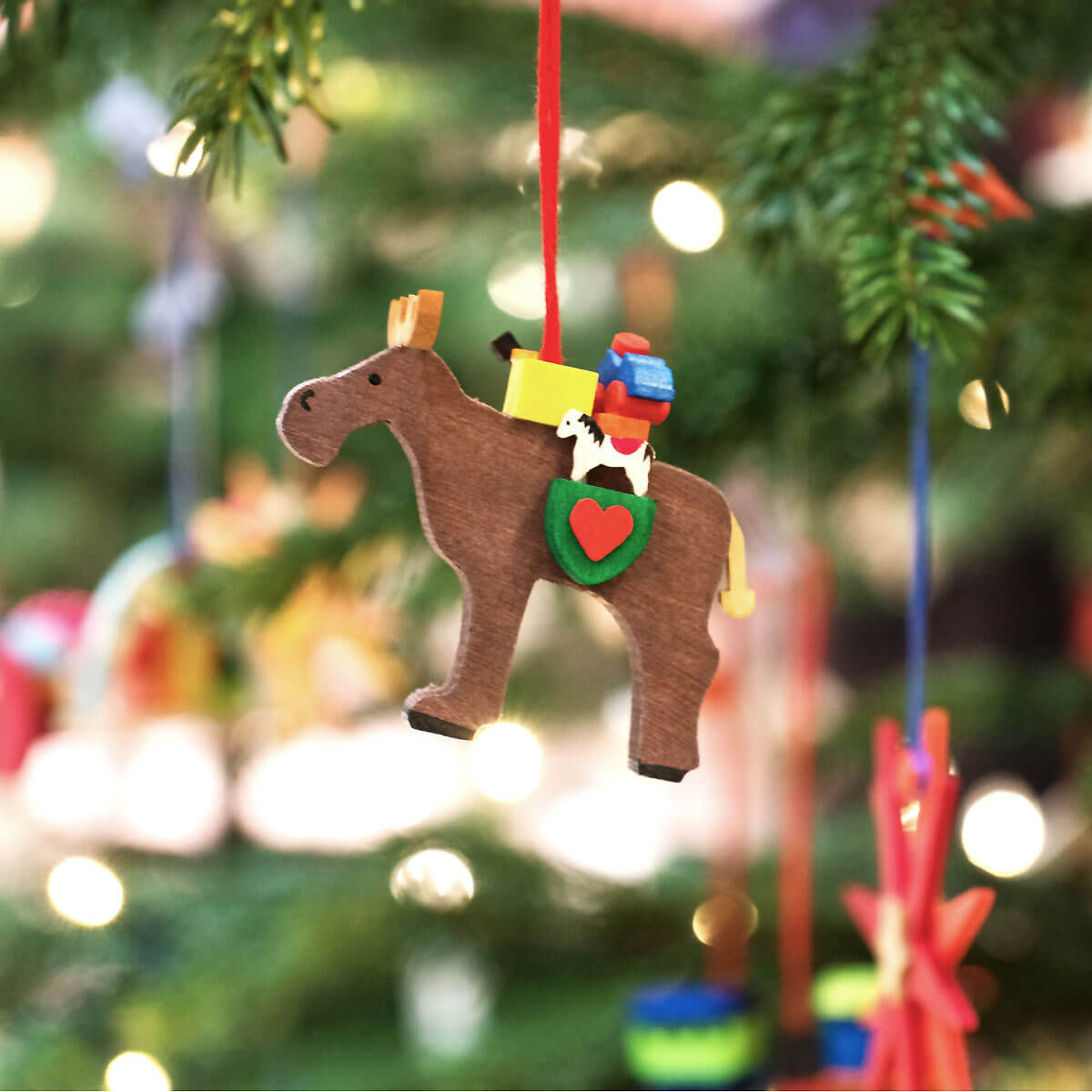 Elch mit Geschenken als Baumschmuck mit Geschenken