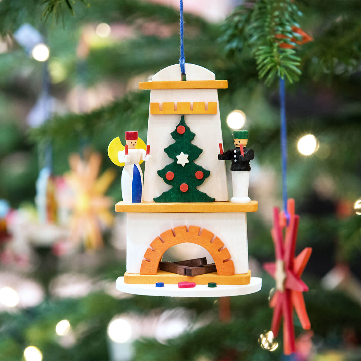 Großer Kamin als Baumschmuck mit Nußknacker