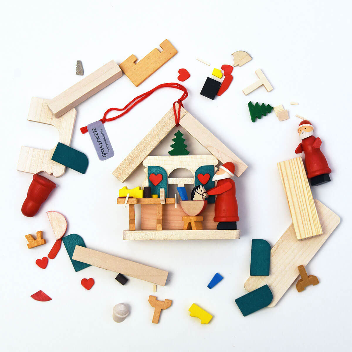Haus Weihnachtsmann als Baumschmuck mit Eisenbahn