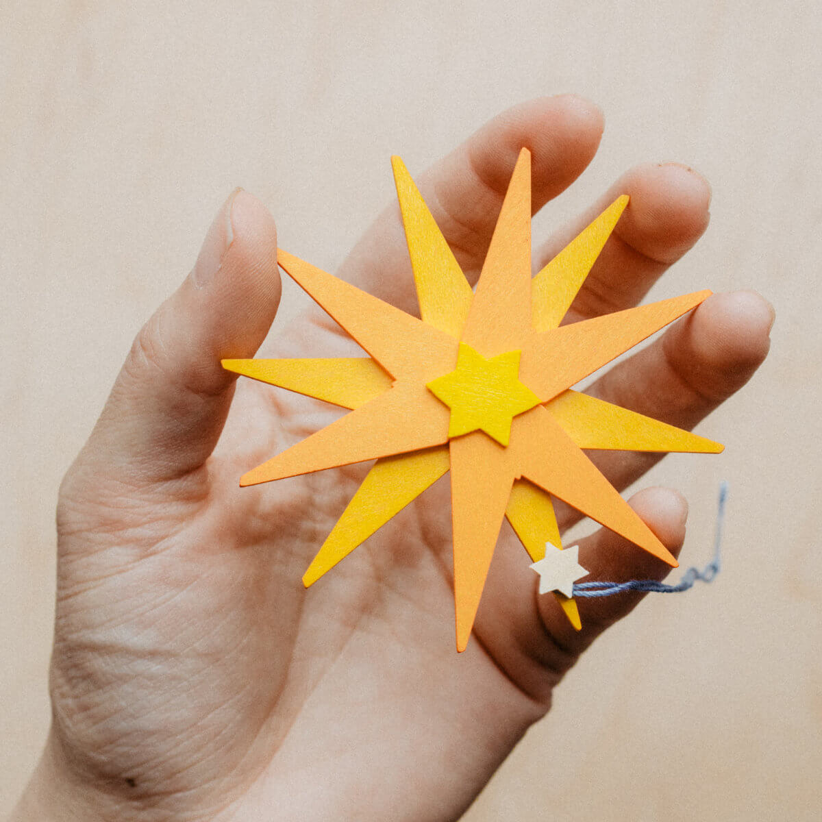 Weihnachtsstern als Baumschmuck weiss