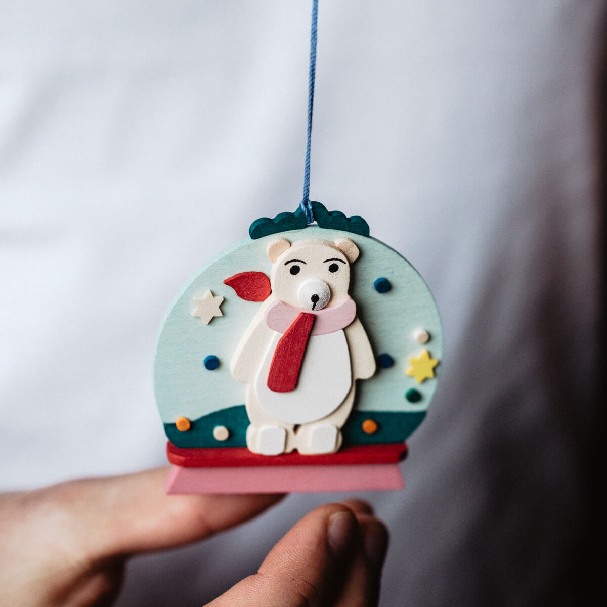 Schneekugel als Baumschmuck mit Fuchs