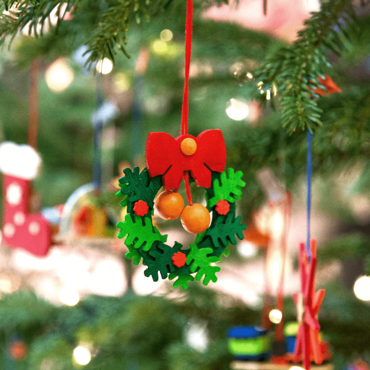 Advent wreath with baubles Ornament plain wood & red baubles