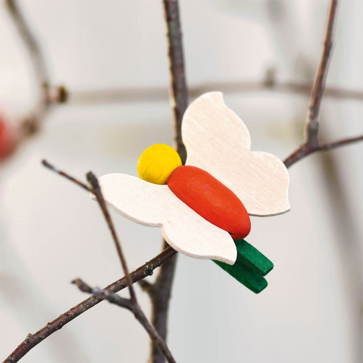 Kleiner Schmetterling mit Klammer weiss