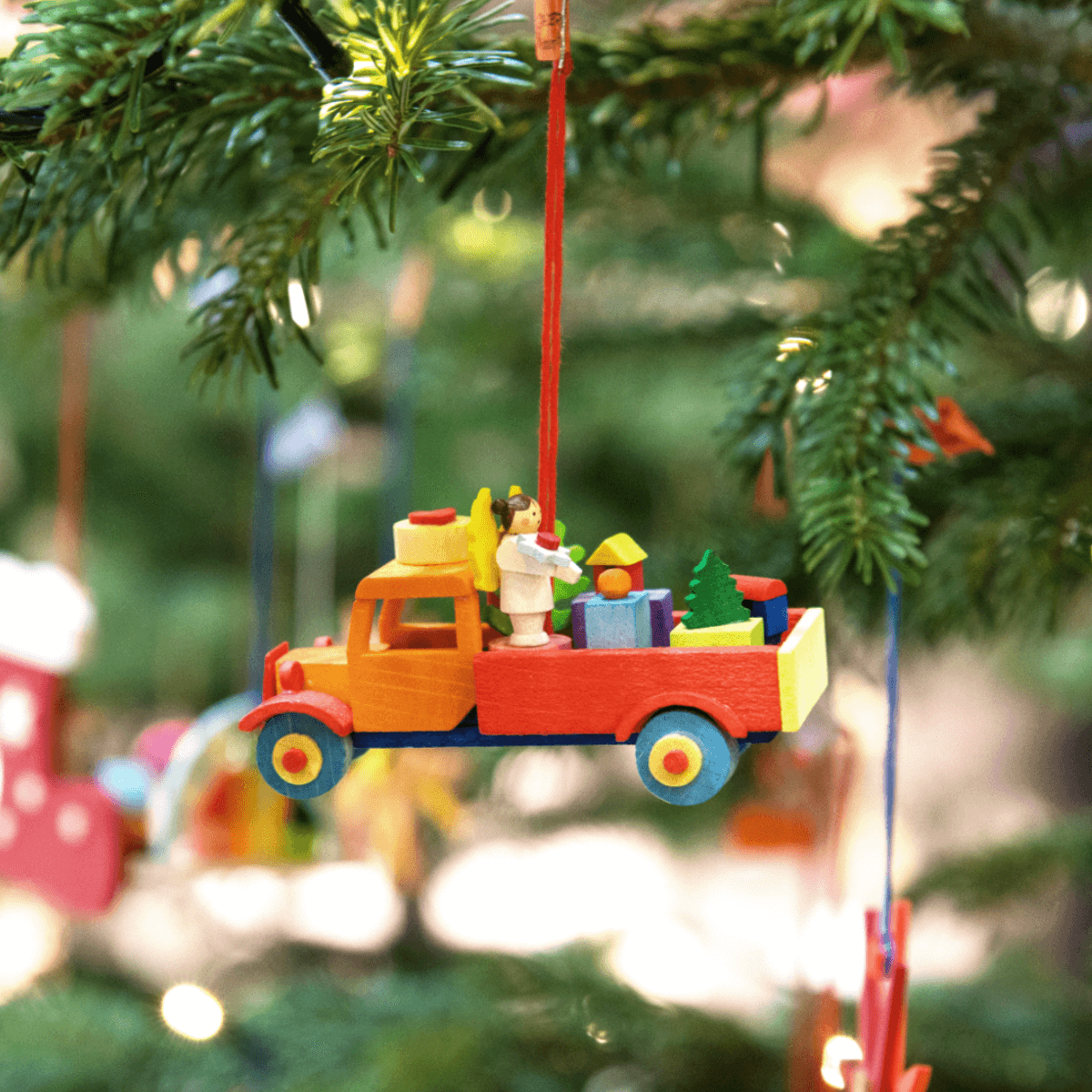 Lastwagen als Baumschmuck mit Engel & Geschenken