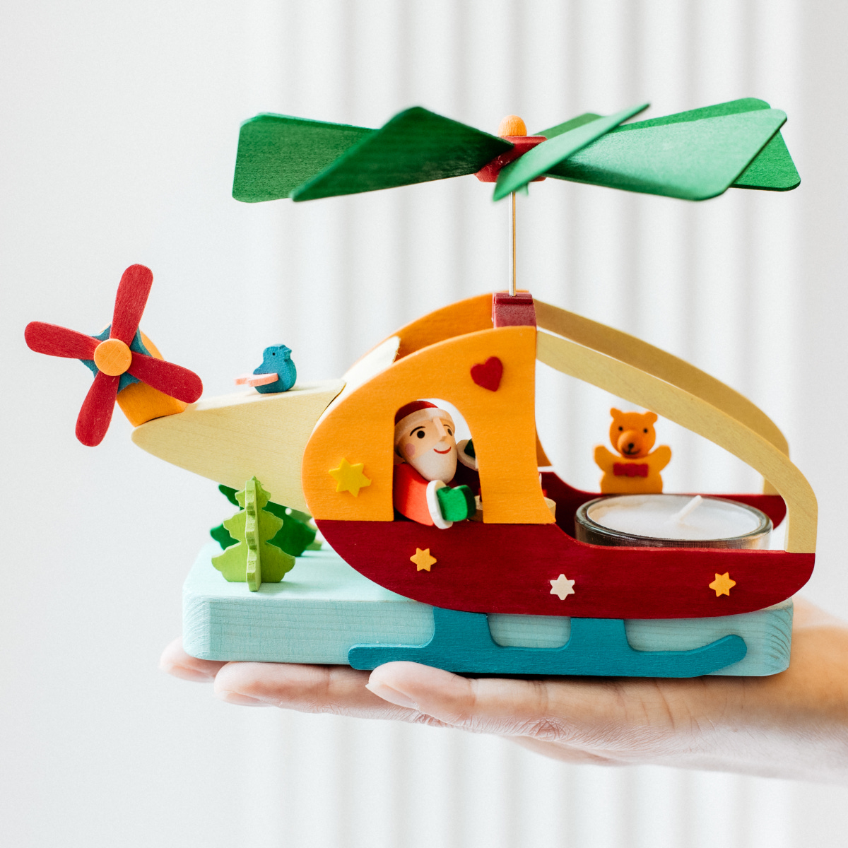 Teelichtpyramide Wichtel im Hubschrauber