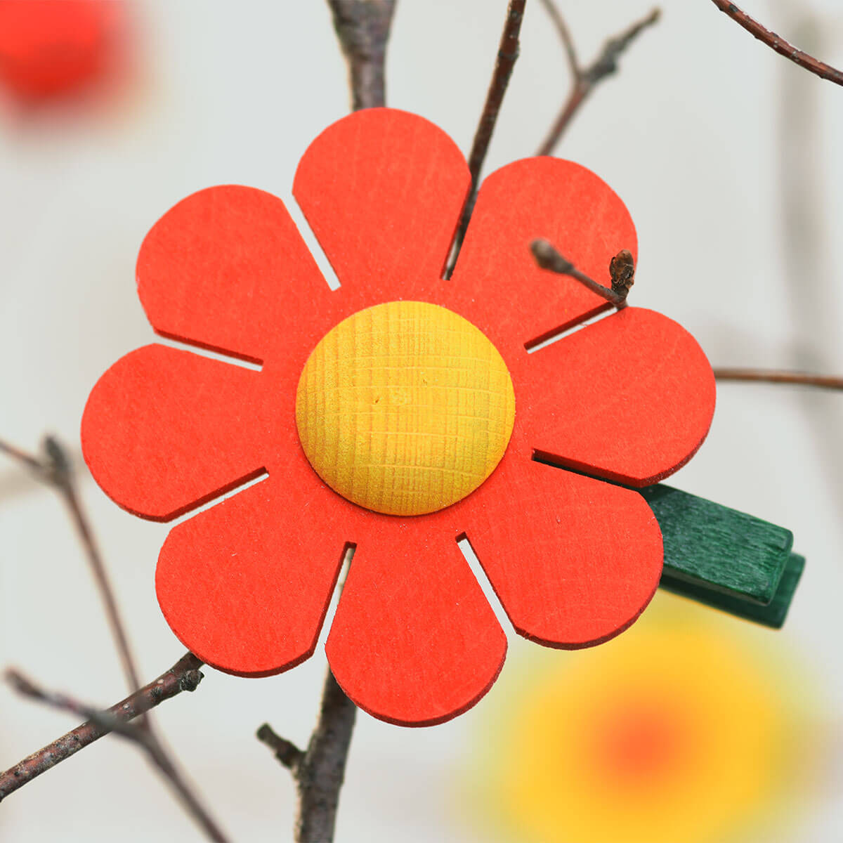 Holzblume mit Klammer hellblau