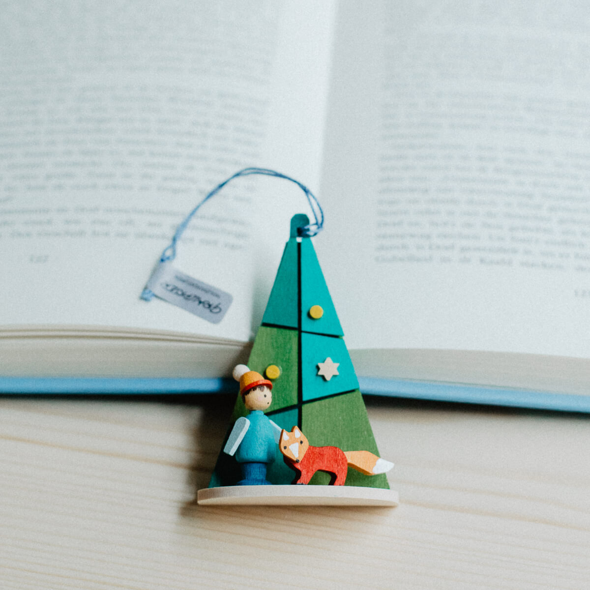 Baum mit Winterkind als Baumschmuck mit Katze
