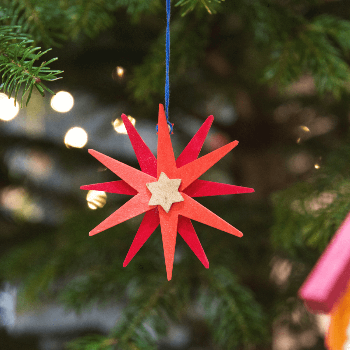 Weihnachtsstern als Baumschmuck weiss