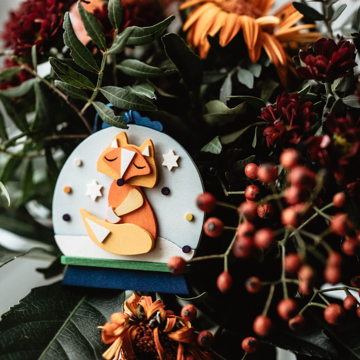 Schneekugel als Baumschmuck mit Fuchs
