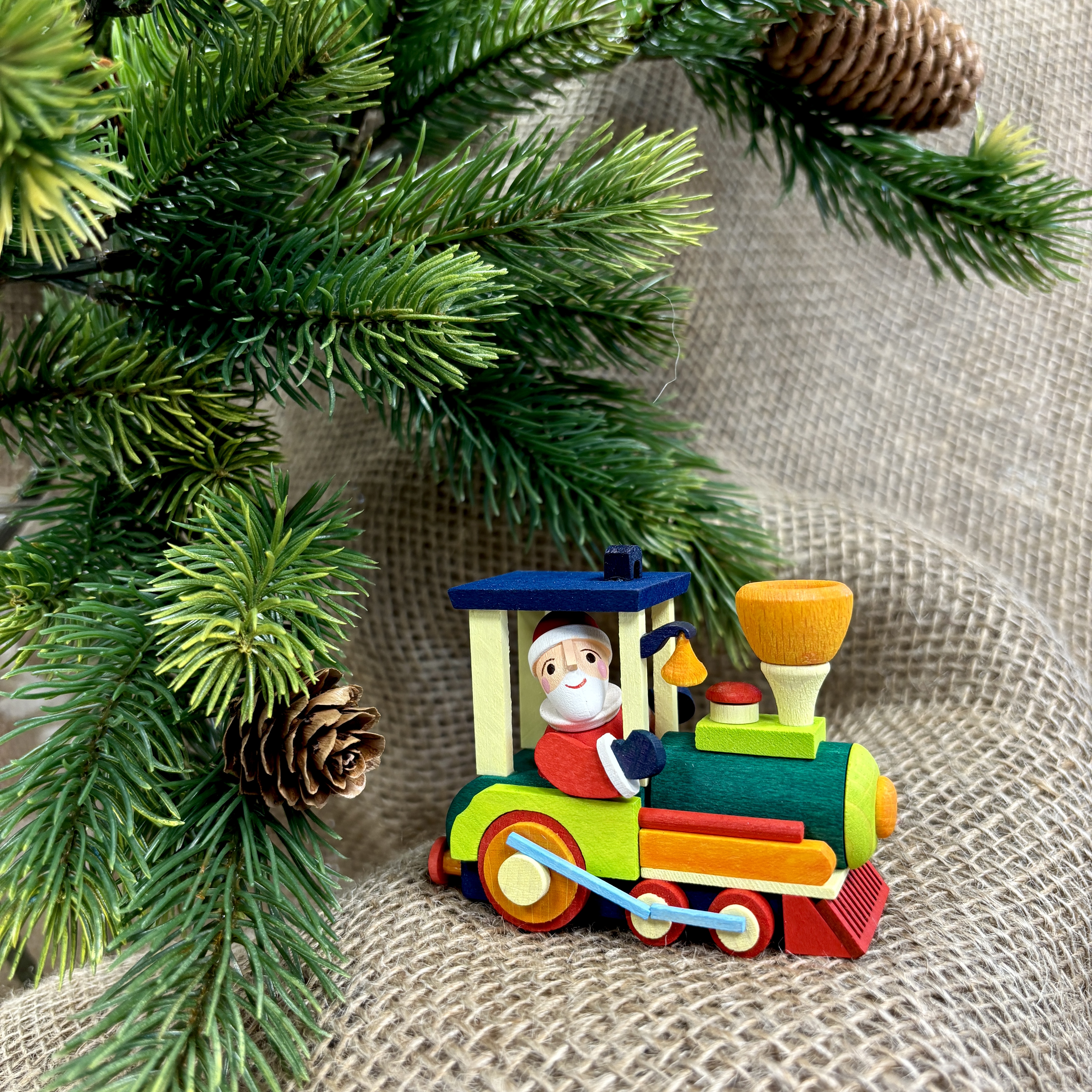 Wichtel in Eisenbahn als Baumschmuck