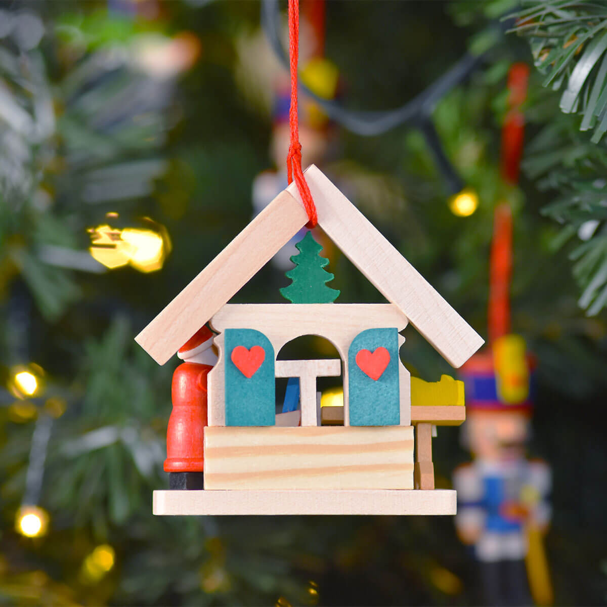 Haus Weihnachtsmann als Baumschmuck mit Eisenbahn