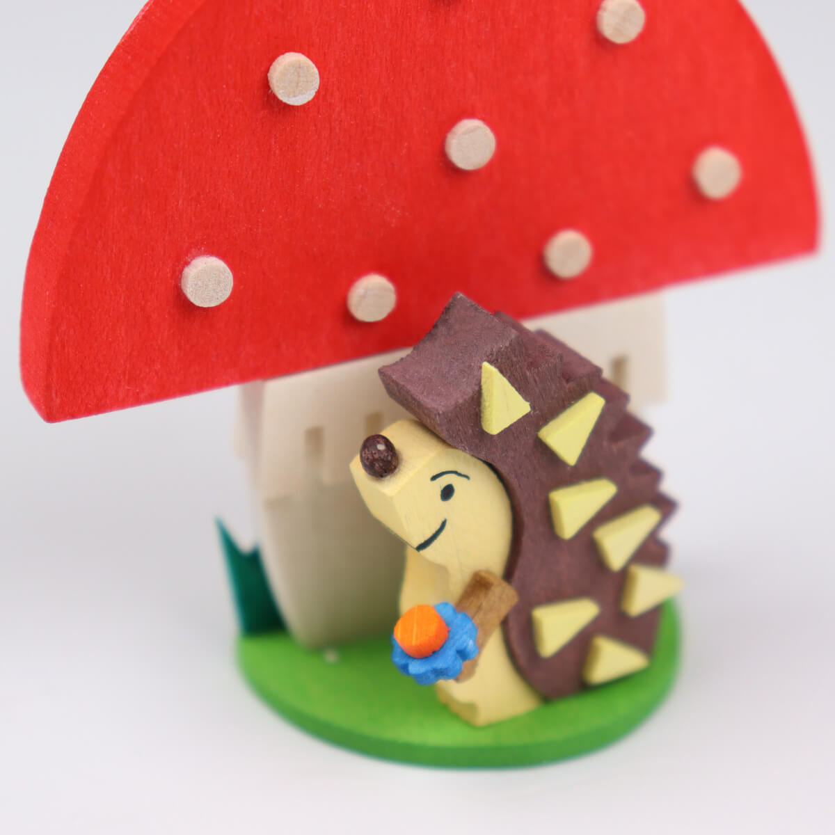 Fliegenpilze mit Tieren als Baumschmuck