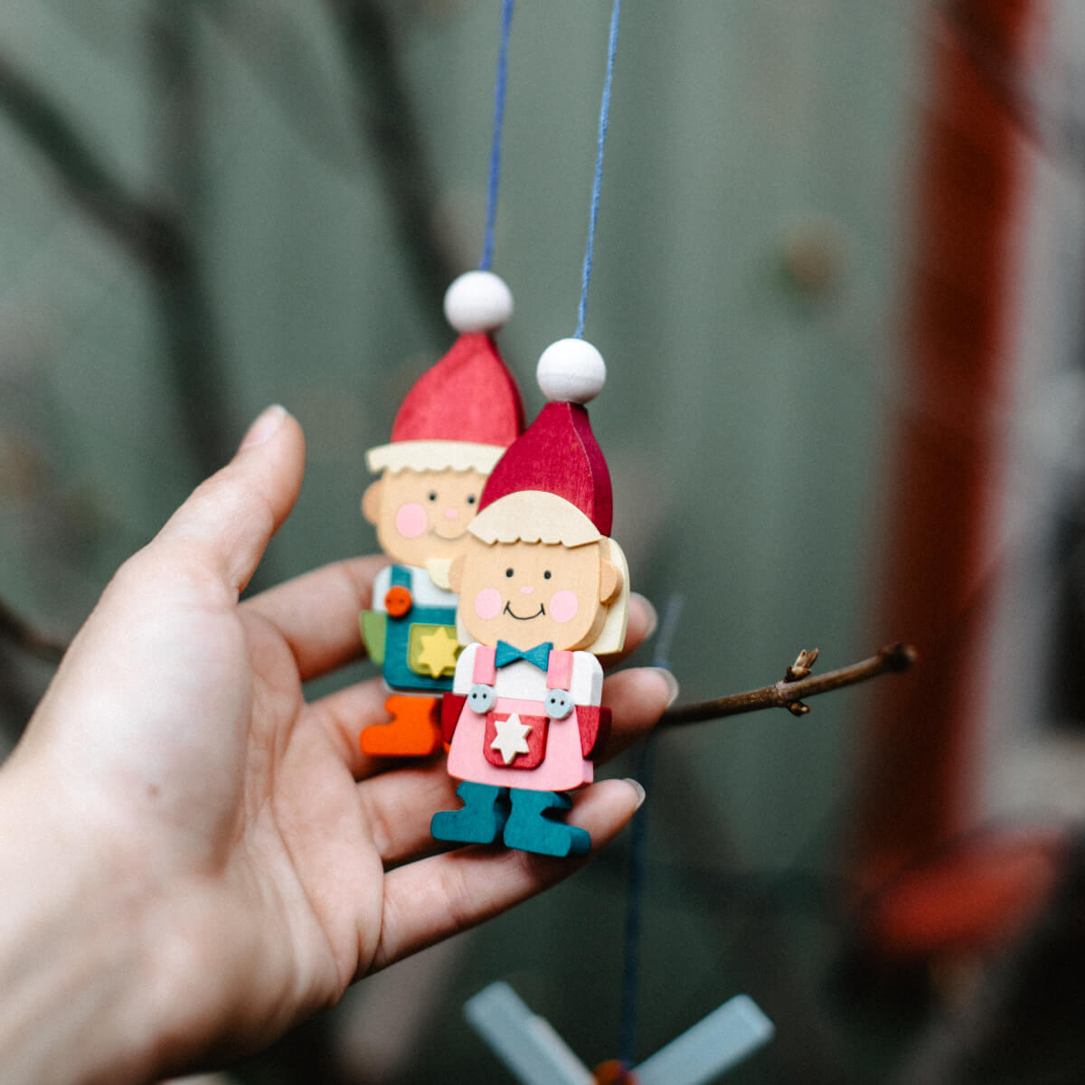 Wichteljunge als Baumschmuck blondes Haar
