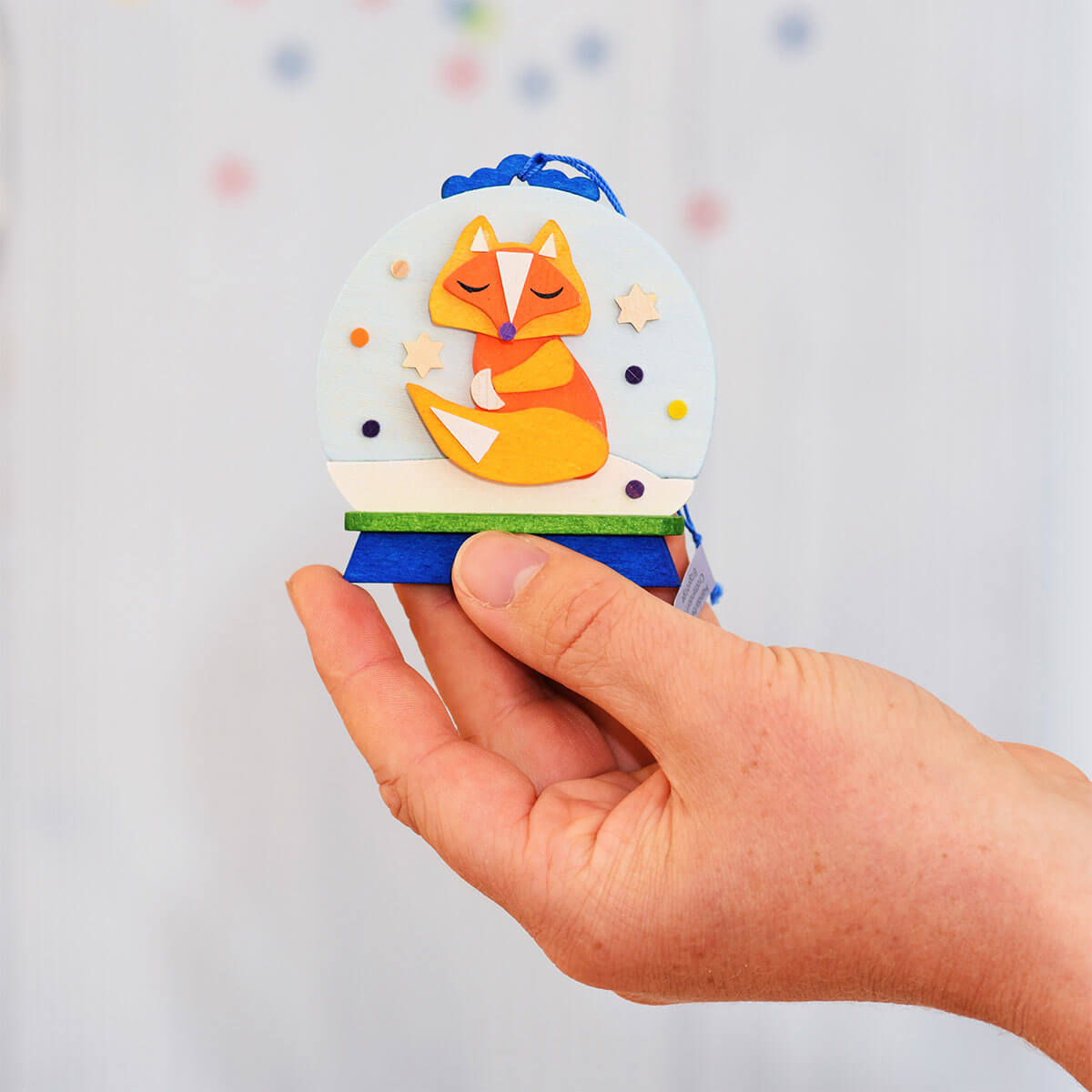 Schneekugel als Baumschmuck mit Fuchs