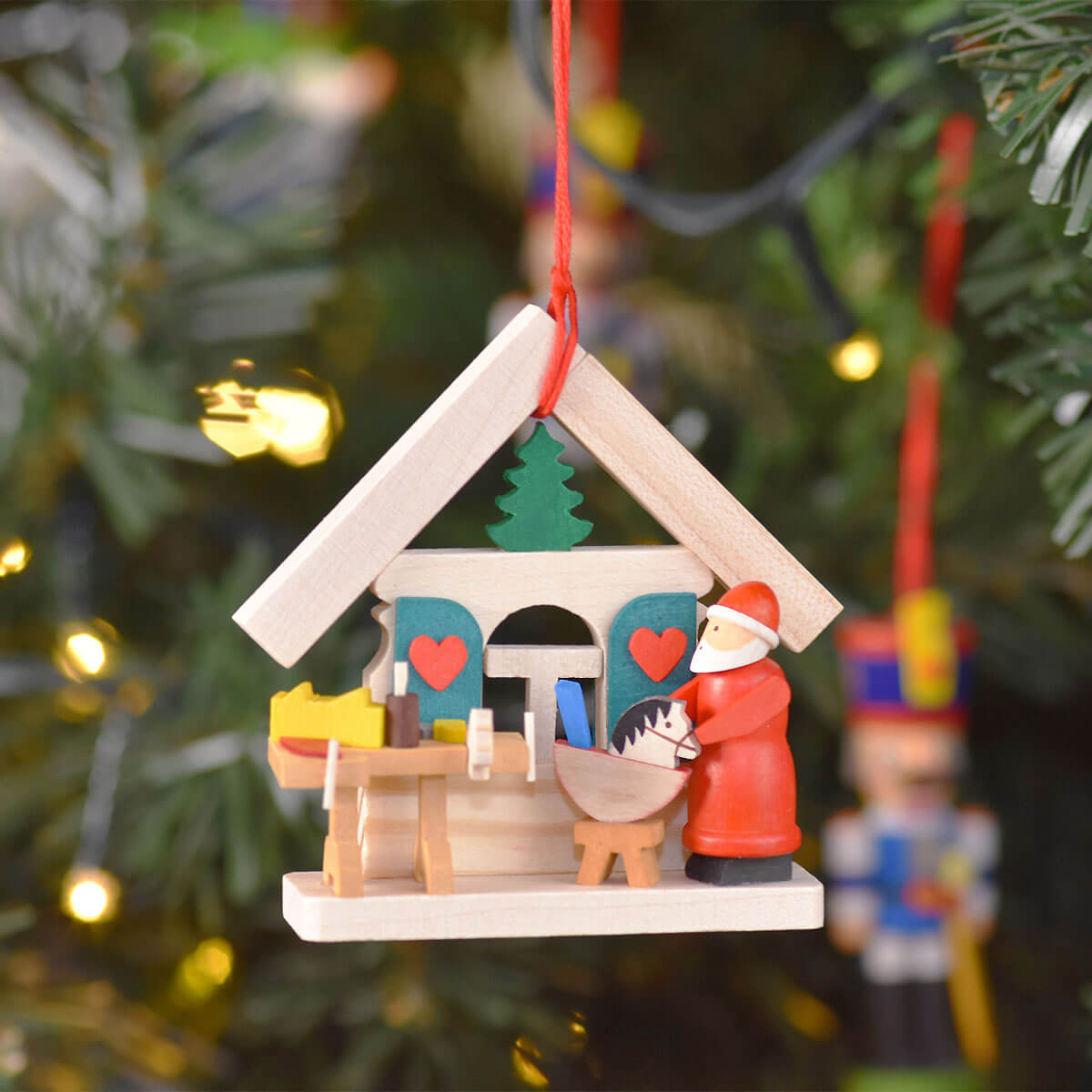 Haus Weihnachtsmann als Baumschmuck mit Eisenbahn