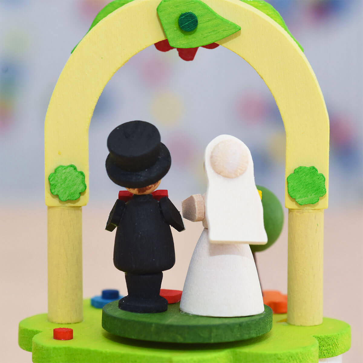 Music Box with Crank 'Bridal Couple'