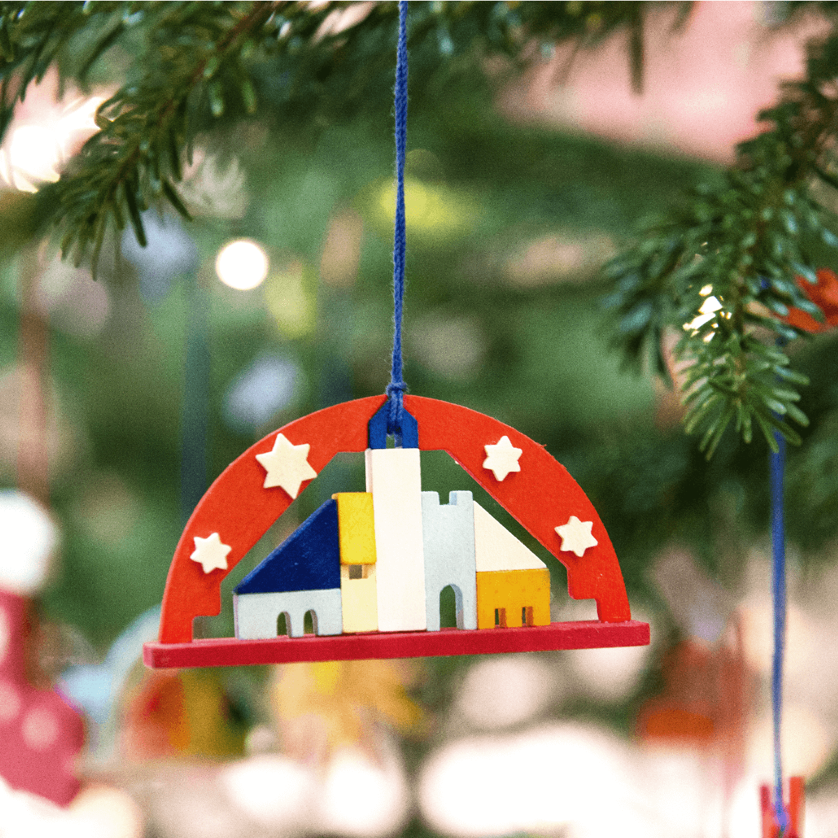 Schwibbogen als Baumschmuck rot