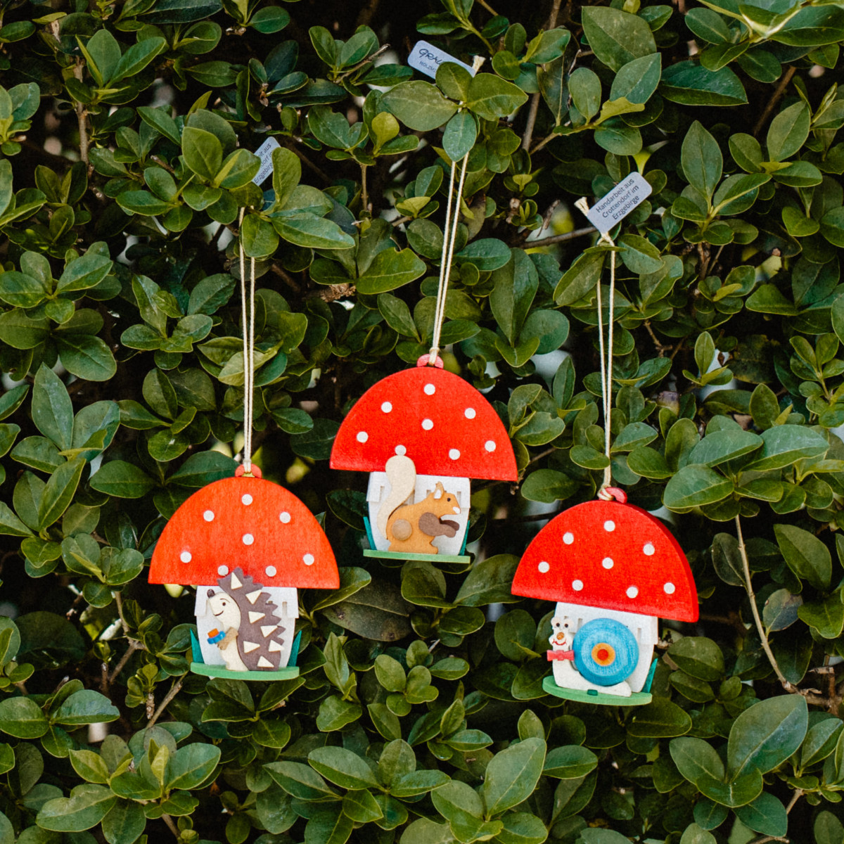 Fliegenpilze mit Tieren als Baumschmuck