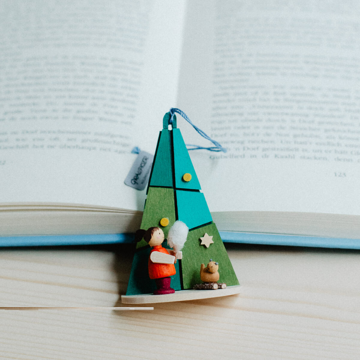 Baum mit Winterkind als Baumschmuck mit Katze