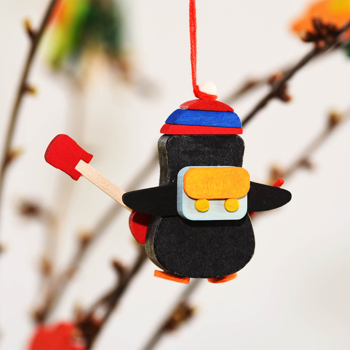 Pinguin als Baumschmuck mit Bass