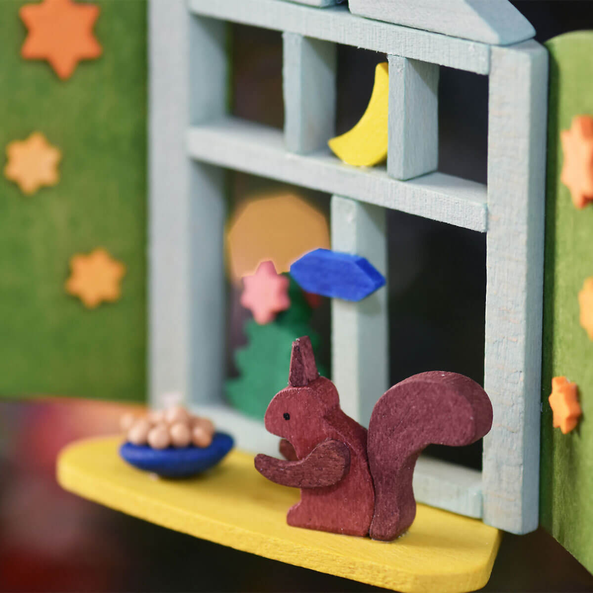 Weihnachtsfenster als Baumschmuck mit Katze