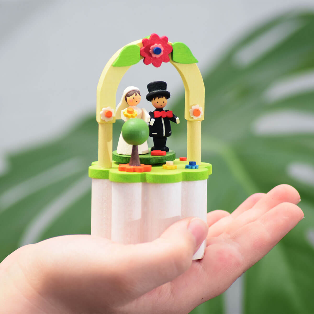 Music Box with Crank 'Bridal Couple'