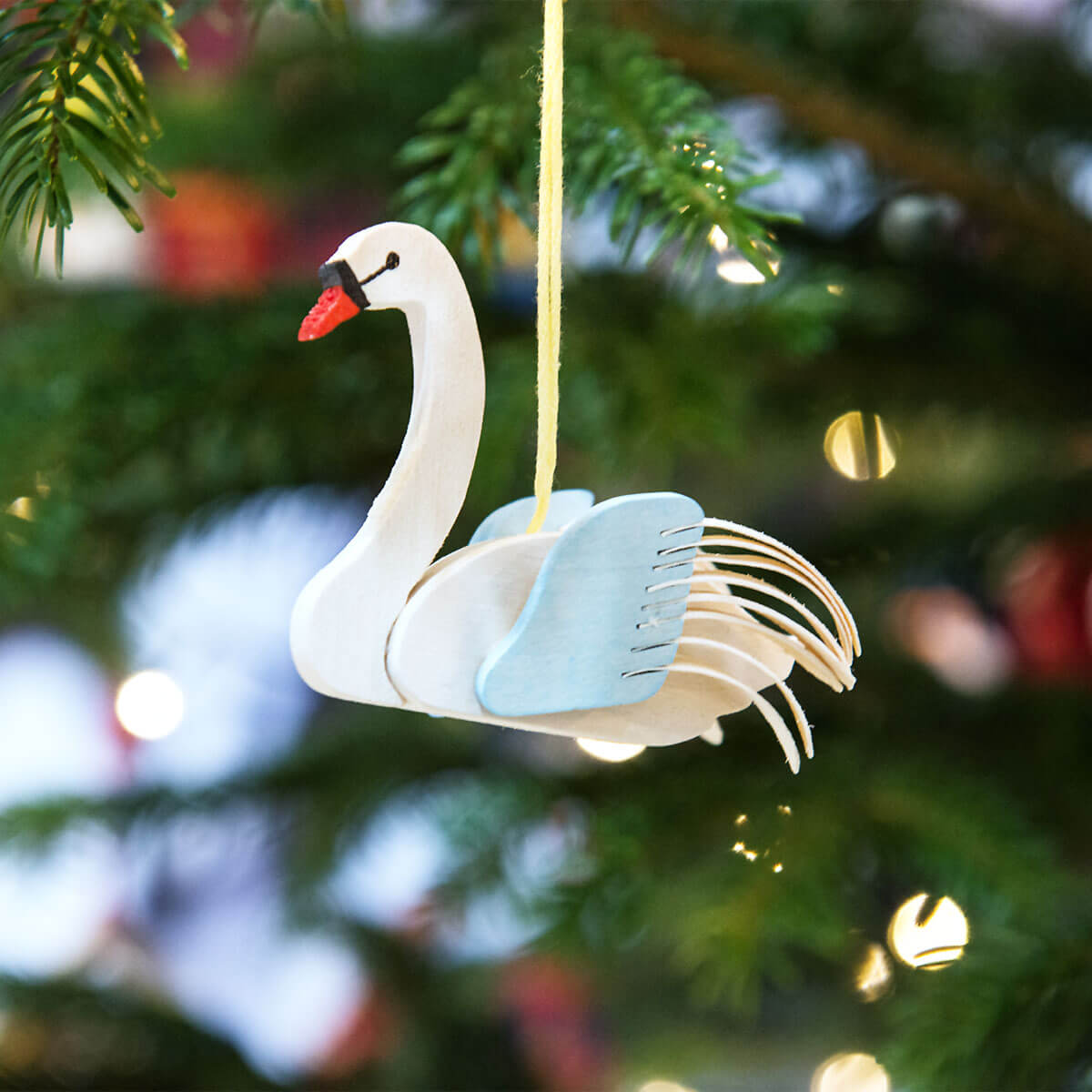 Schwan als Baumschmuck weiß mit schwarzer Fiederung