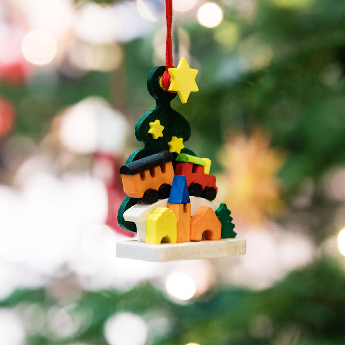 Christbaum als Baumschmuck mit Eisenbahn
