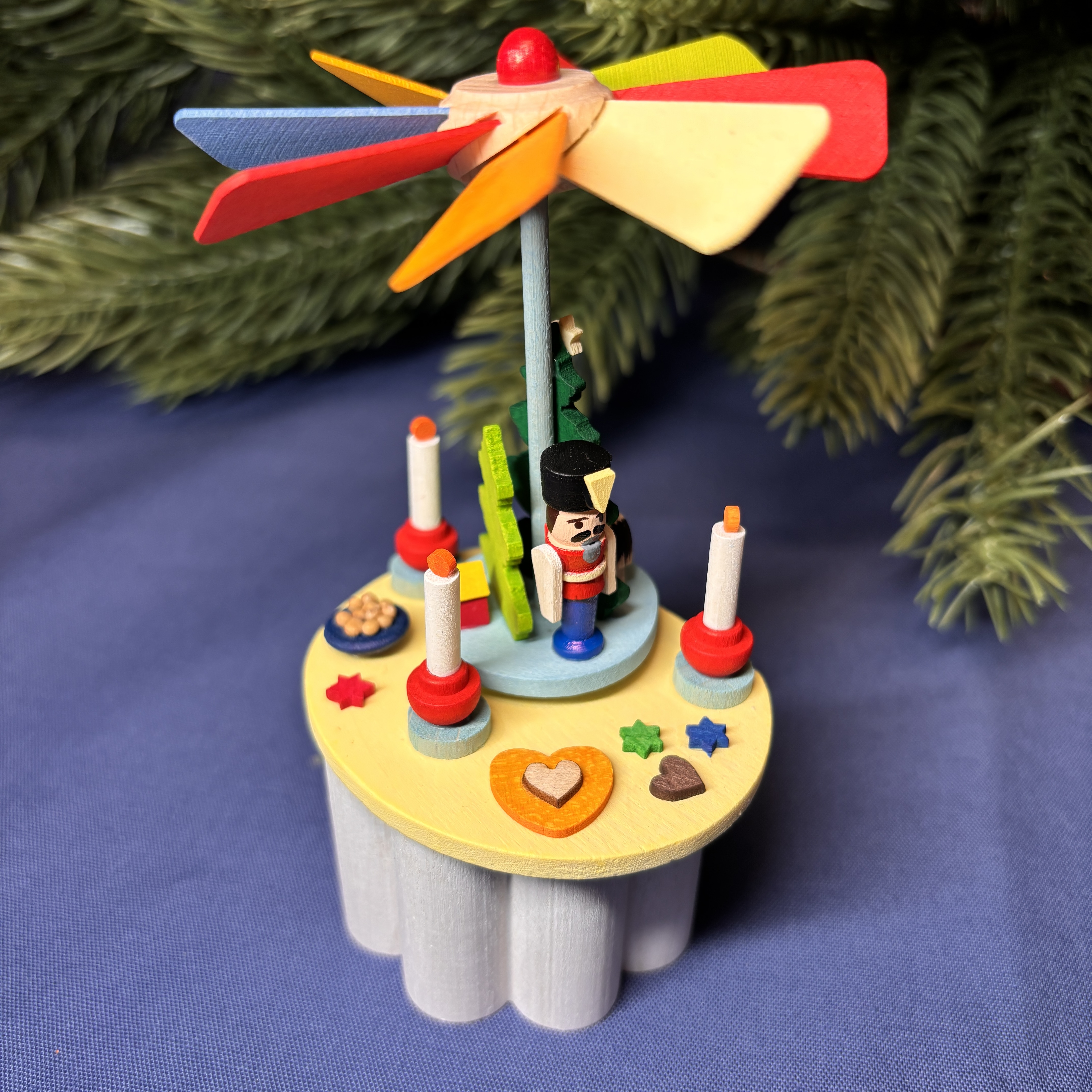 Kurbelspieldose Pyramide Nußknacker