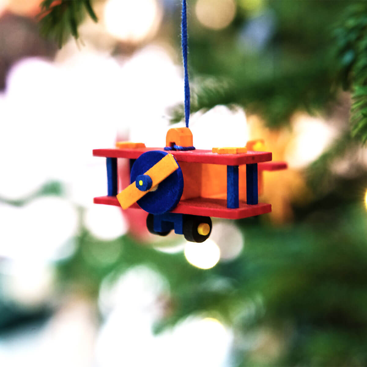 Flugzeug als Baumschmuck rot