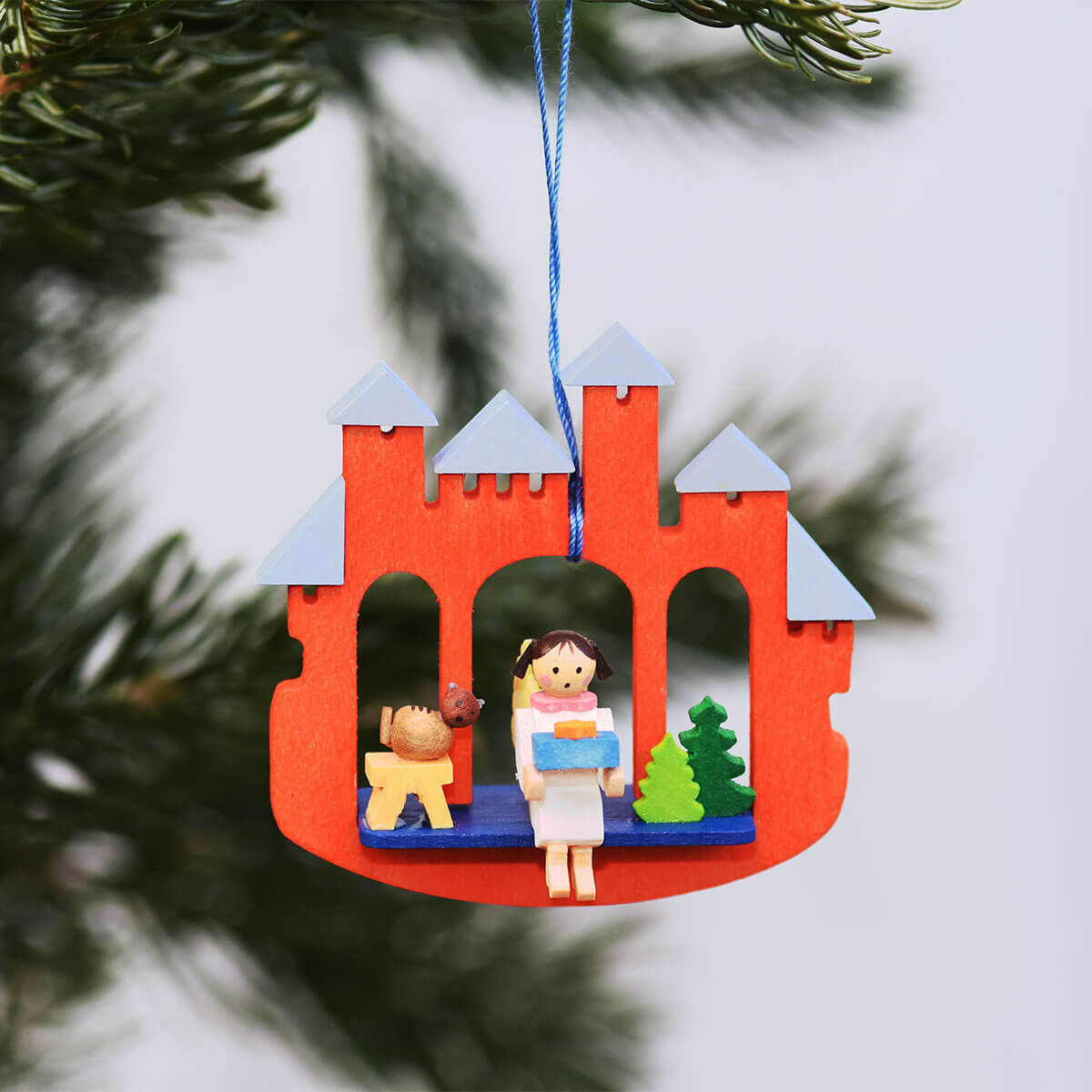 Stadttor als Baumschmuck mit Schneemann