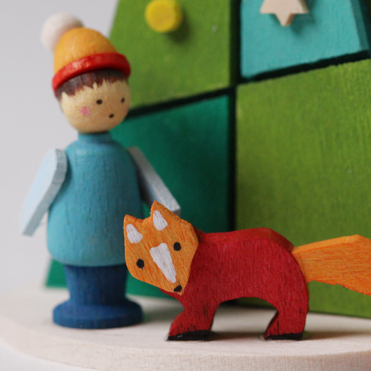 Baum mit Winterkind als Baumschmuck mit Katze