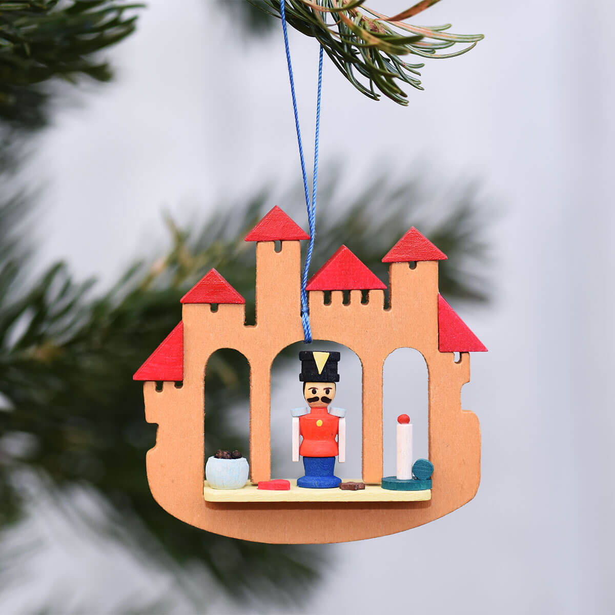 Stadttor als Baumschmuck mit Schneemann