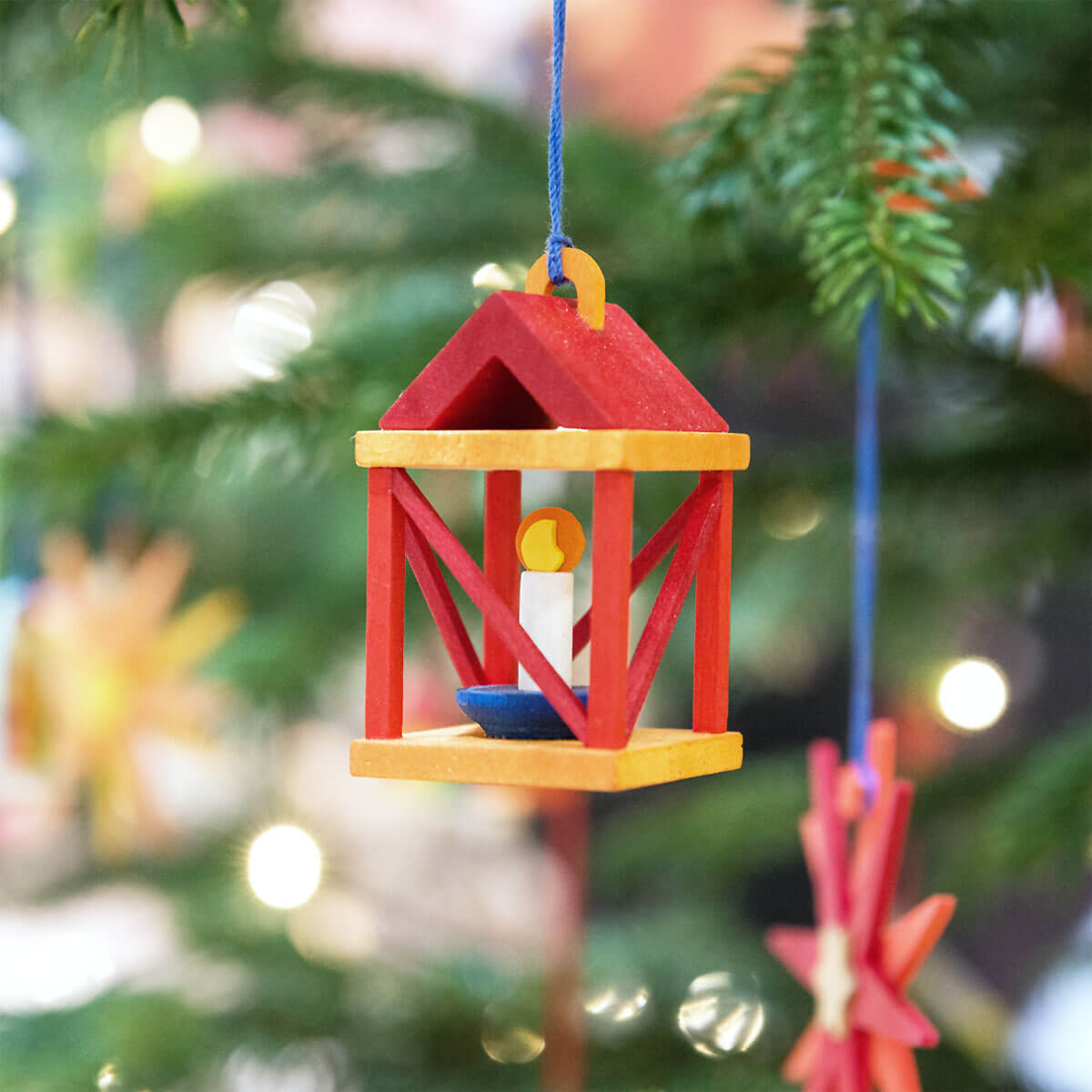 Laterne als Baumschmuck rot & blau