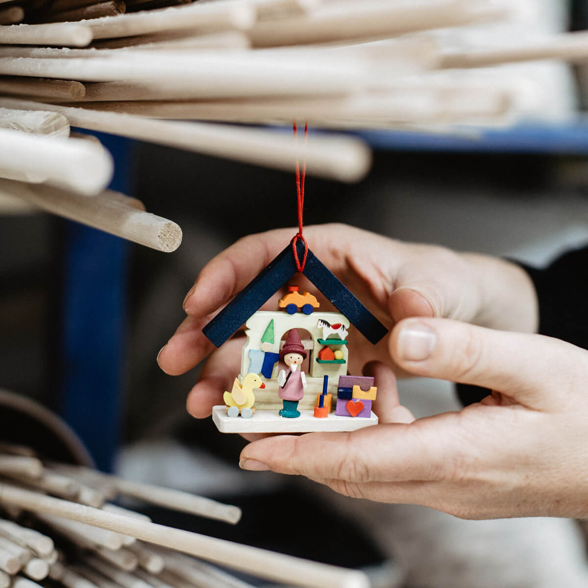 Haus Zwerg als Baumschmuck mit Nähmaschine
