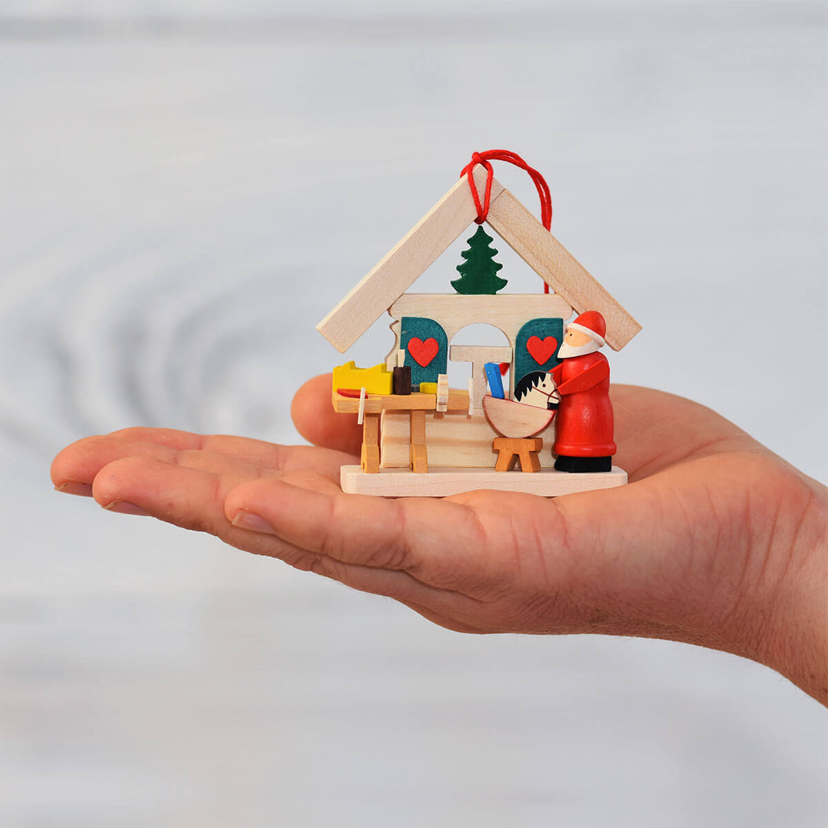 Haus Weihnachtsmann als Baumschmuck mit Eisenbahn