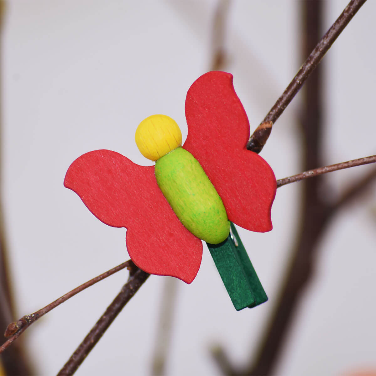Kleiner Schmetterling mit Klammer weiss