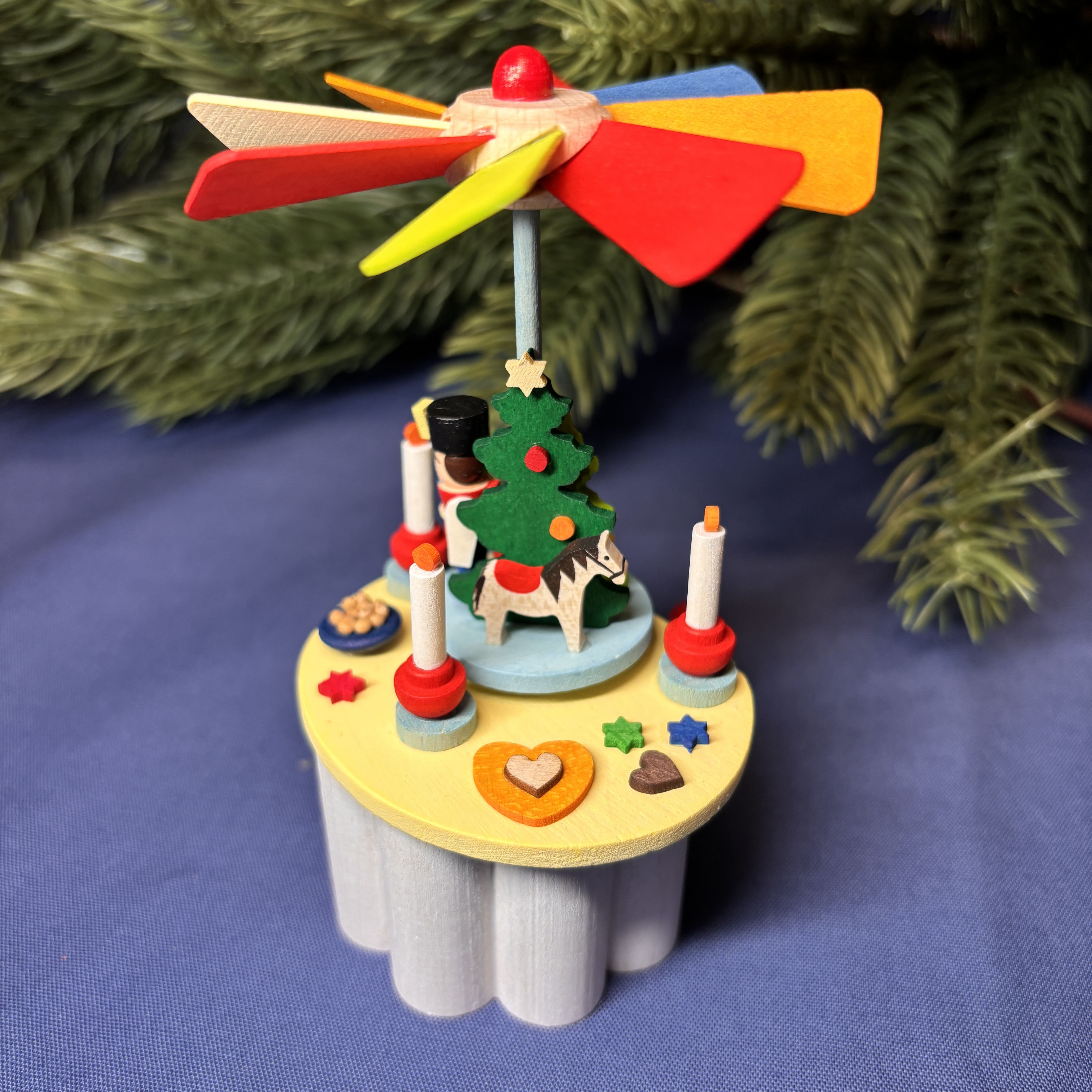Kurbelspieldose Pyramide Nußknacker