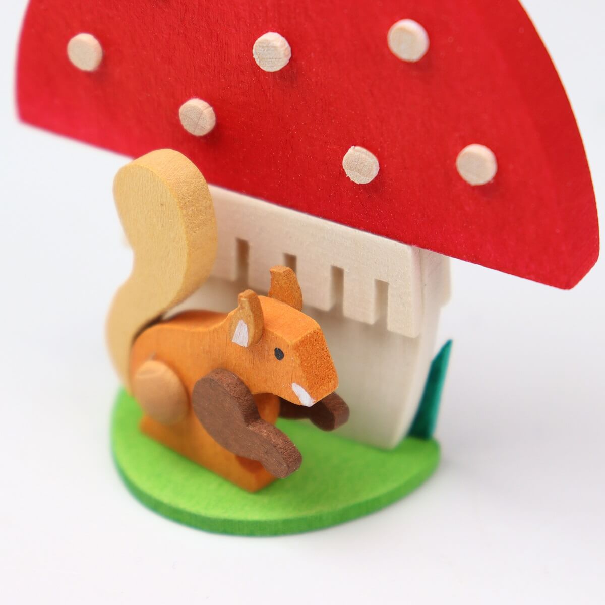 Fliegenpilze mit Tieren als Baumschmuck