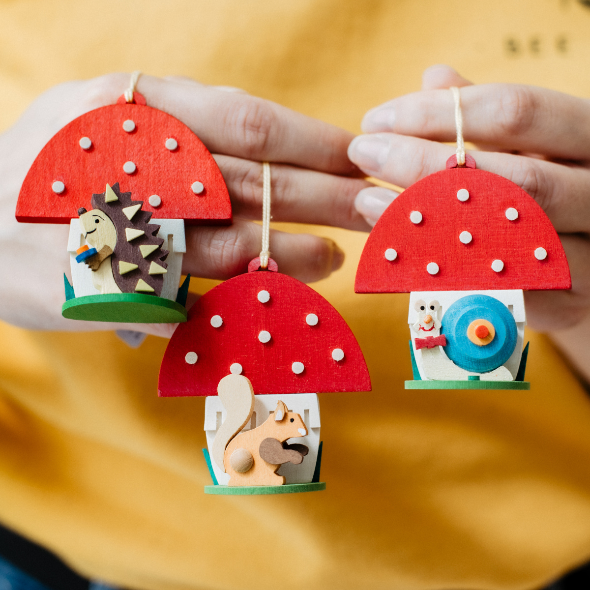 Fliegenpilze mit Tieren als Baumschmuck