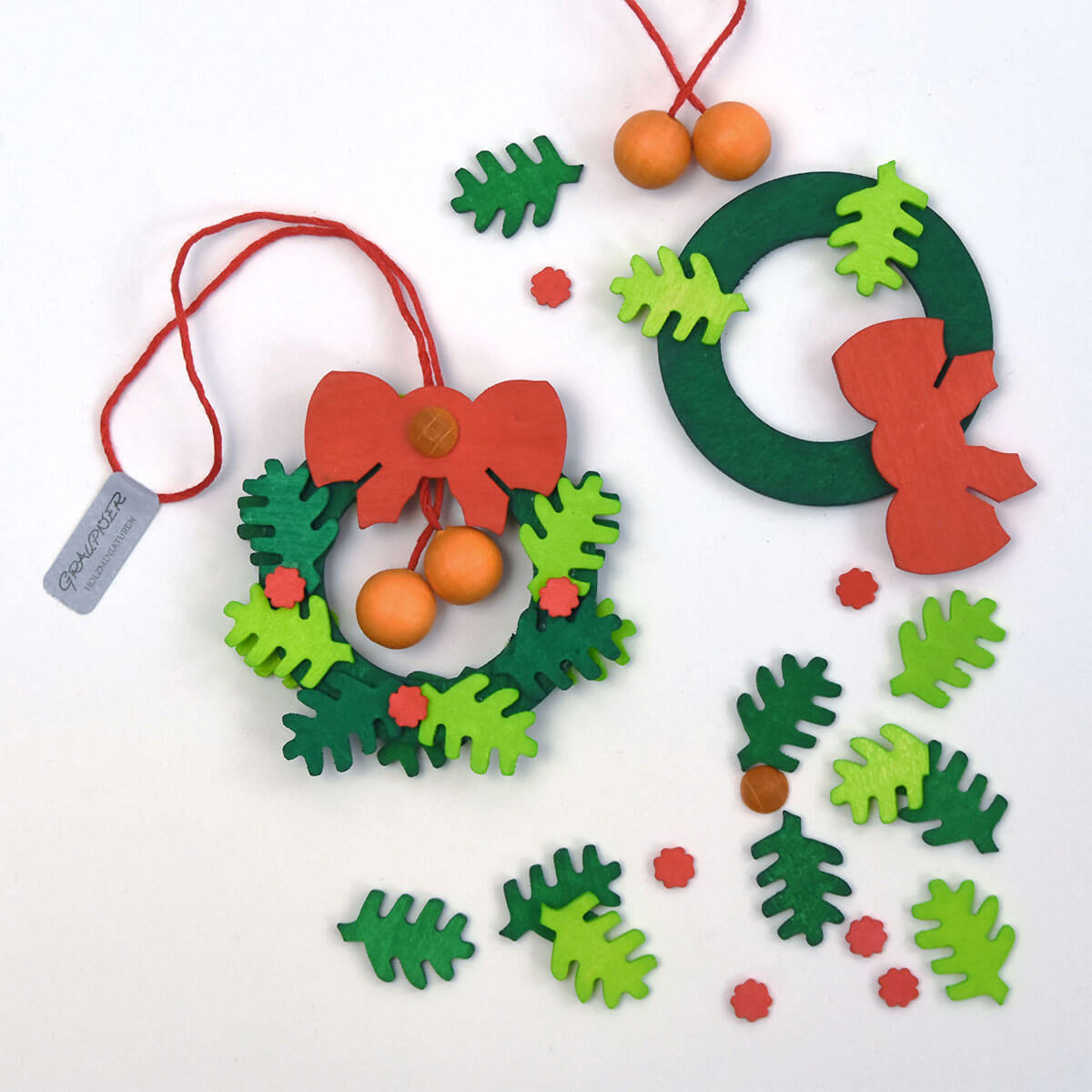 Advent wreath with baubles Ornament plain wood & red baubles