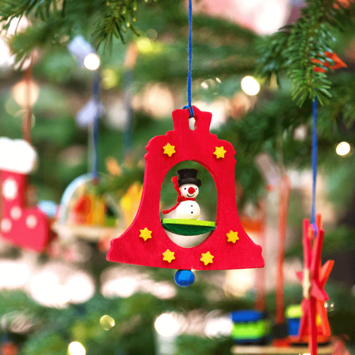 Glocke als Baumschmuck mit Schneemann